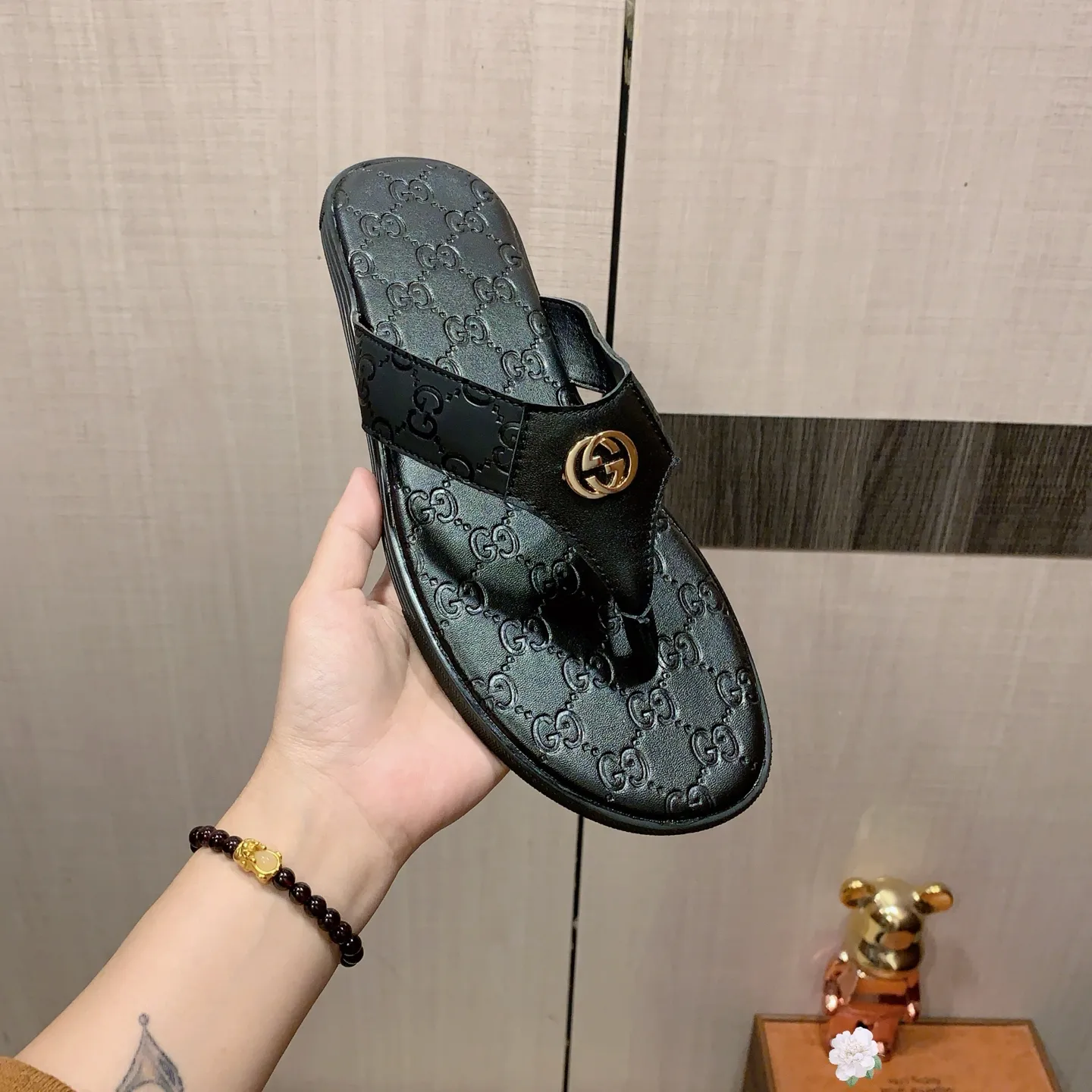Slippers: New model: Factory price: 260💰💰🎩🎩🔥🔥《 Gucci* 》Series of slippers top purchasing agent🔍🔍Sold at the same time for men, original Italian imported webbing made of selected cowhide, exquisite workmanship,), sole: (super comfortable) original factory special sole, ⚠️exclusive double-layer movable molded sole super comfortable⚠️, real shot🎬the real thing is more beautiful🔍🔍266 regular code 38-44, can be ordered 45.